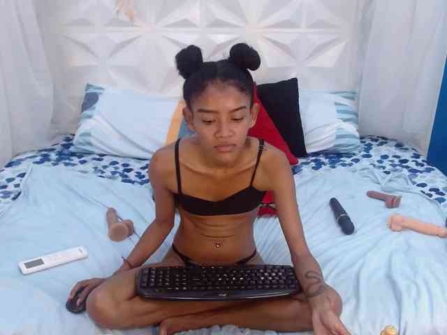 adissonpetite webcam
