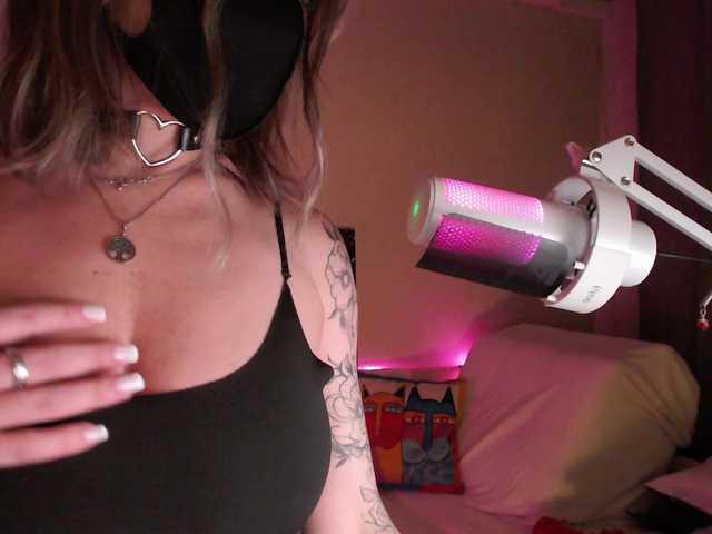 NightMint's BongaCams show and profile