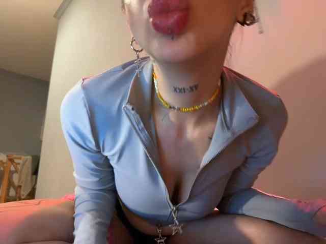 uwu-Monica webcam