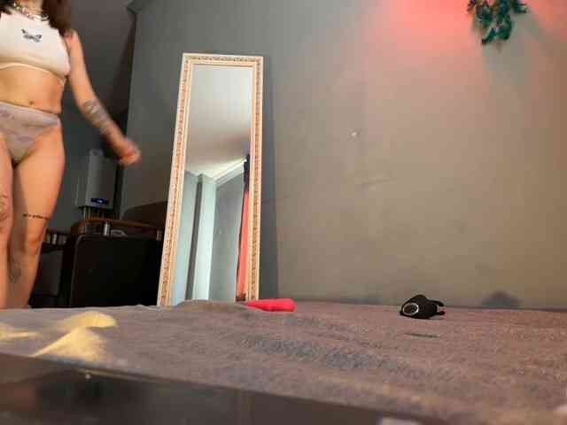 uwu-Monica webcam