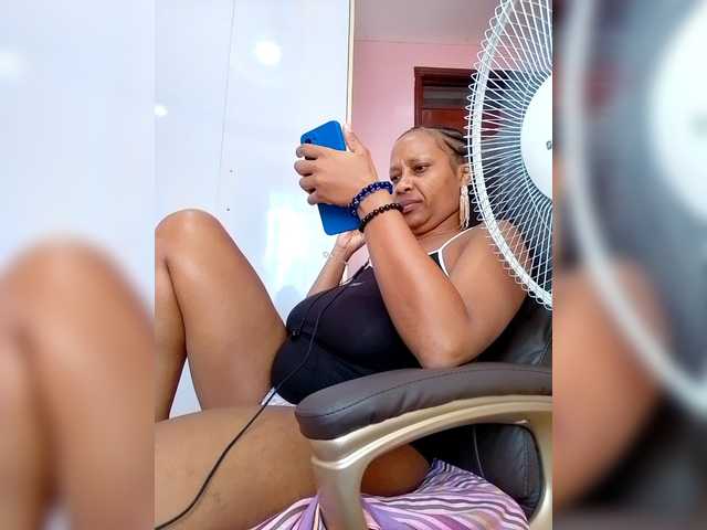 CandyLove's BongaCams show and profile