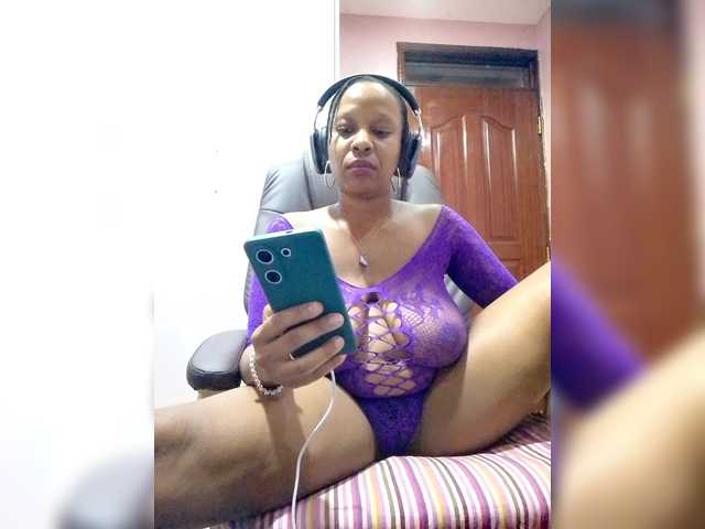 CandyLove's BongaCams show and profile