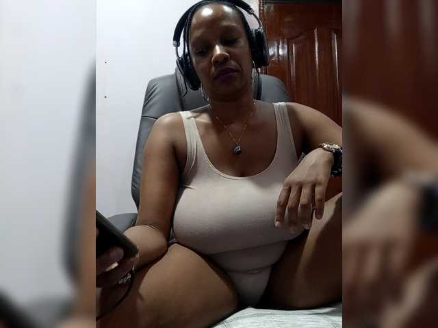 CandyLove's BongaCams show and profile