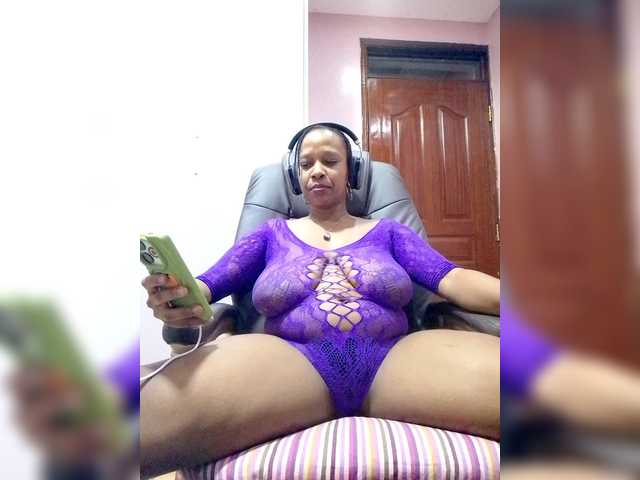 CandyLove's BongaCams show and profile