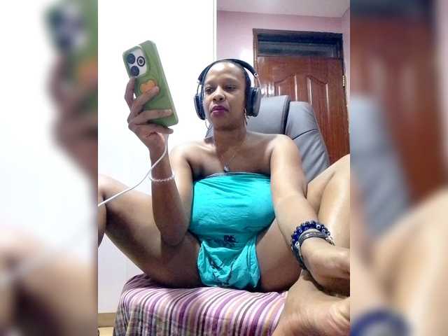 CandyLove's BongaCams show and profile