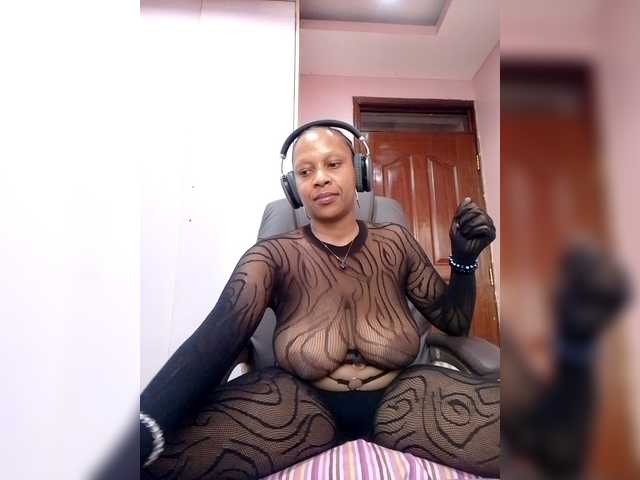 CandyLove's BongaCams show and profile