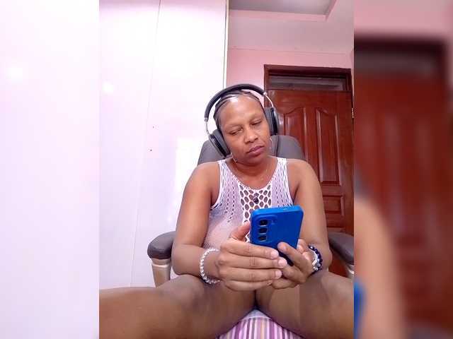 CandyLove's BongaCams show and profile