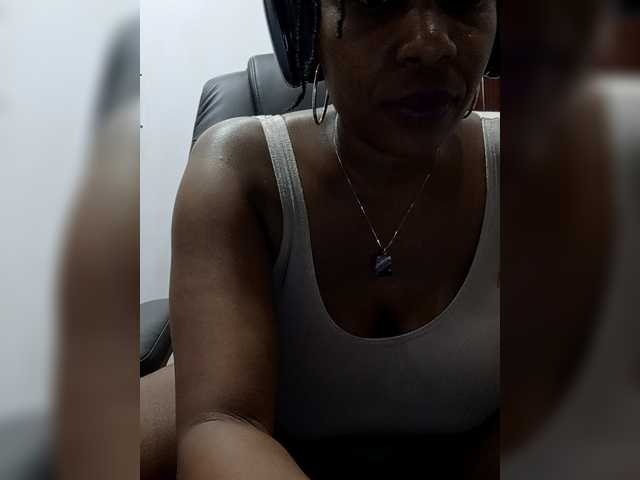 CandyLove's BongaCams show and profile