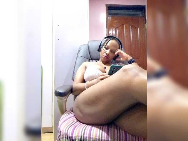 CandyLove's BongaCams show and profile