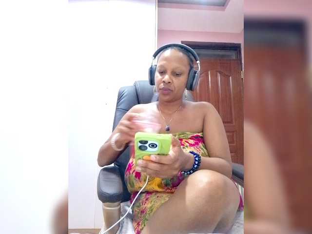 CandyLove's BongaCams show and profile