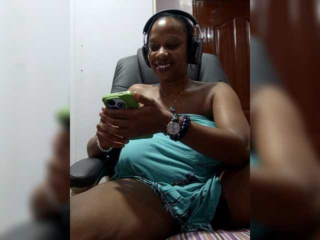 CandyLove's BongaCams show and profile