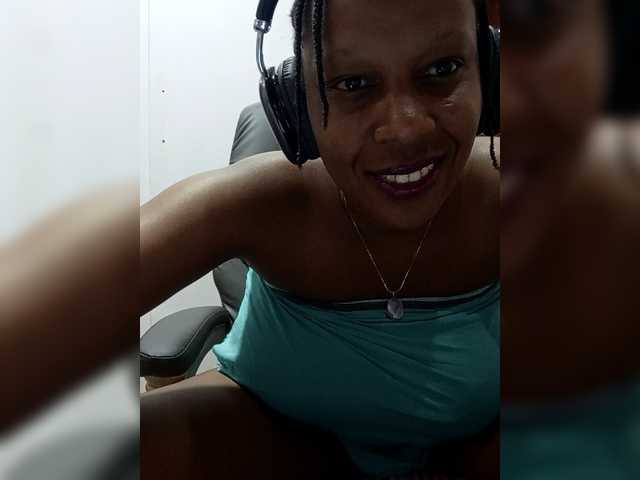 CandyLove's BongaCams show and profile