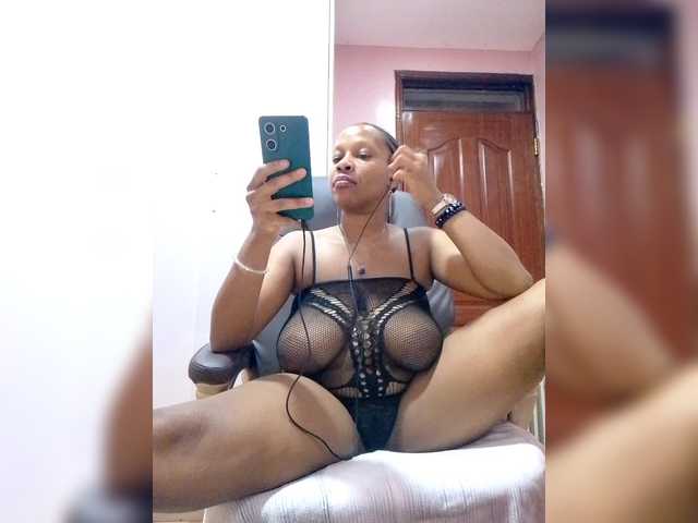 CandyLove's BongaCams show and profile