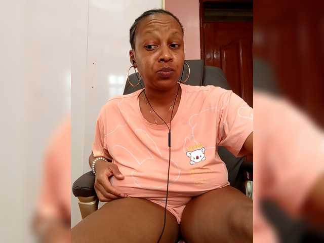 CandyLove's BongaCams show and profile