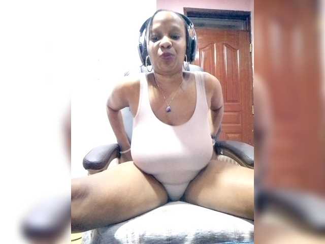 CandyLove's BongaCams show and profile