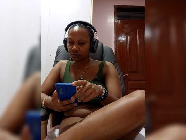 CandyLove's BongaCams show and profile