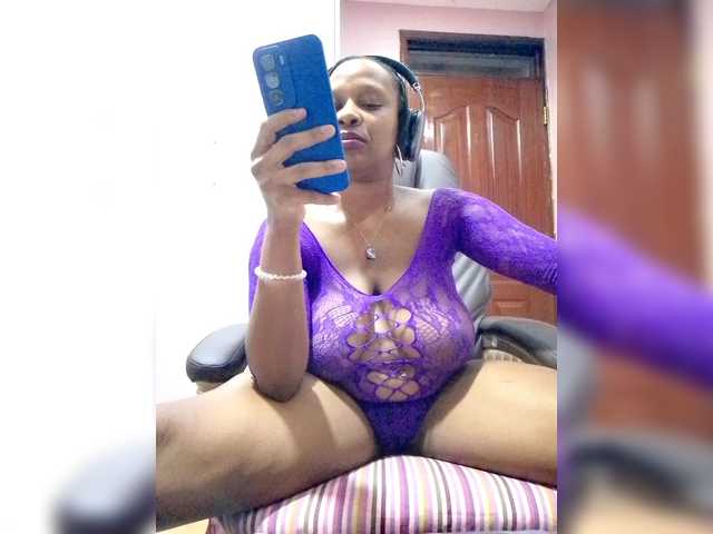 CandyLove's BongaCams show and profile