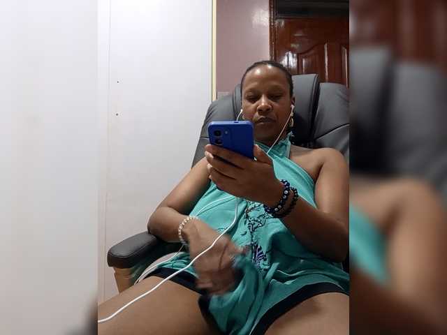 CandyLove's BongaCams show and profile