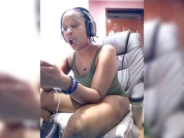 CandyLove's BongaCams show and profile