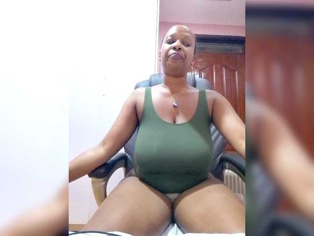 CandyLove's BongaCams show and profile