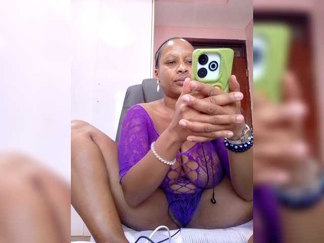 CandyLove's BongaCams show and profile