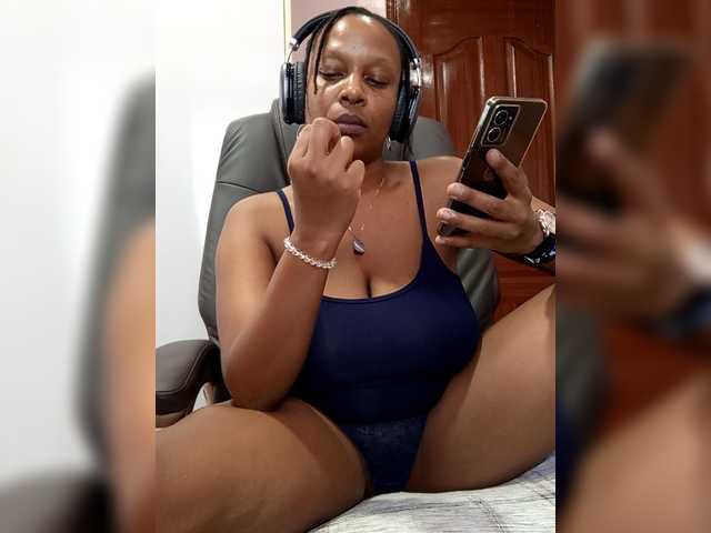 CandyLove's BongaCams show and profile