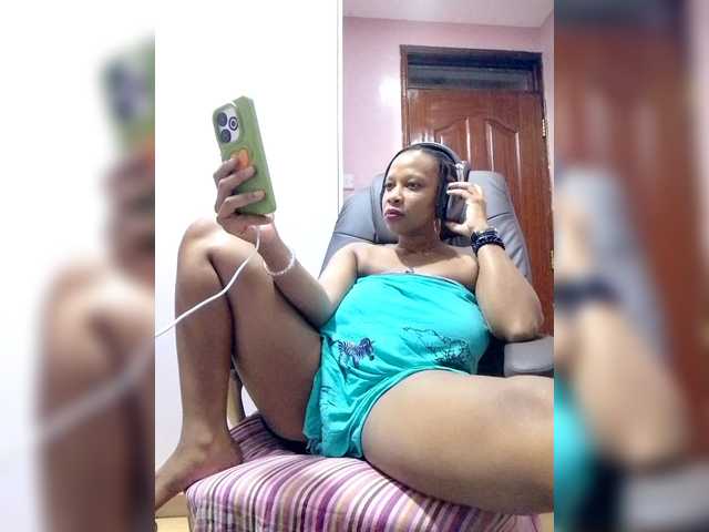 CandyLove's BongaCams show and profile