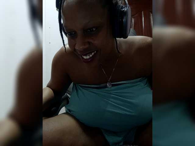 CandyLove's BongaCams show and profile