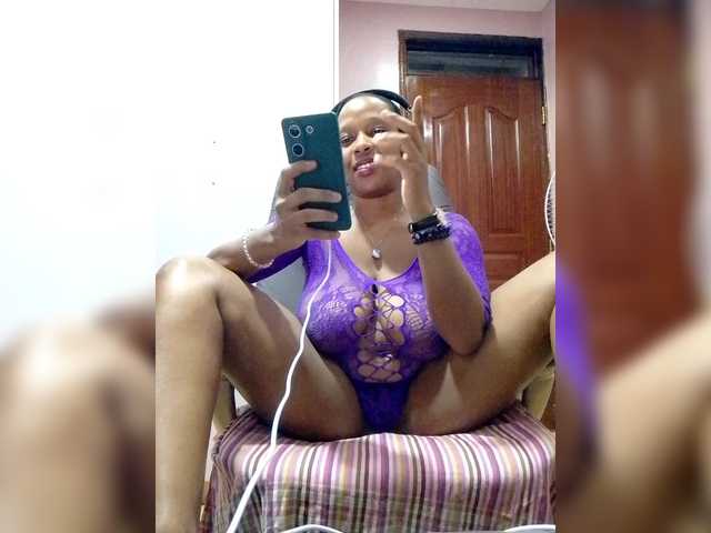 CandyLove's BongaCams show and profile