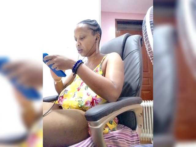 CandyLove's BongaCams show and profile