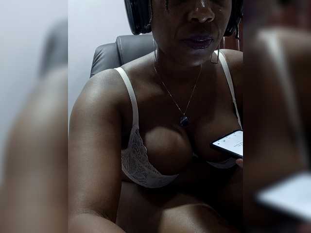 CandyLove's BongaCams show and profile