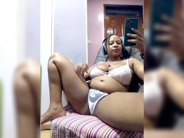 CandyLove's BongaCams show and profile