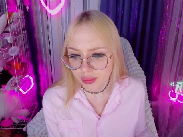 ElinaOcean live cam profile
