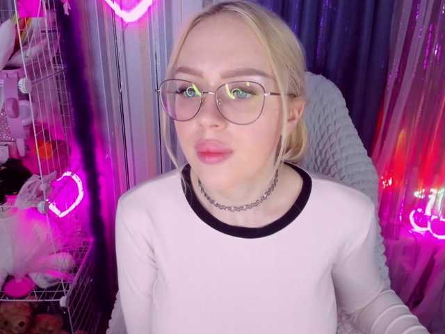 ElinaOcean live cam profile