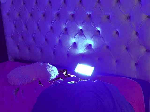 XxMiababby1xX webcam