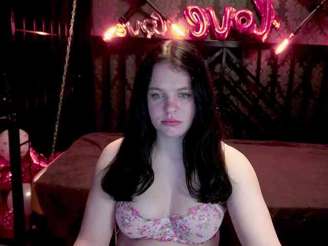 SnowWhiti Live Webcam on BongaCams