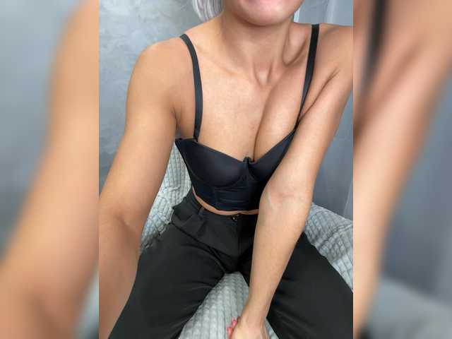 Viki-05's BongaCams show and profile