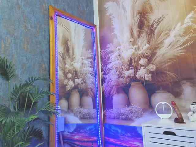 EmaMiller webcam