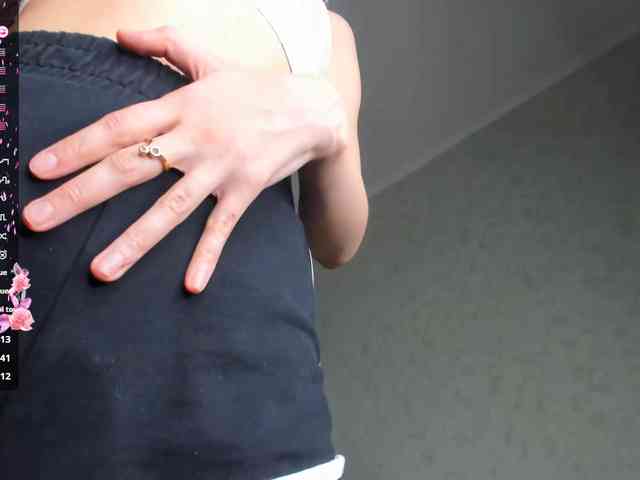 LouellaPalys webcam