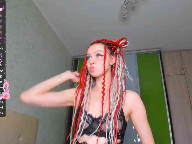LouellaPalys webcam
