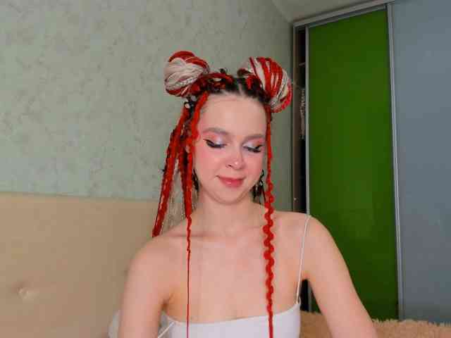 LouellaPalys webcam
