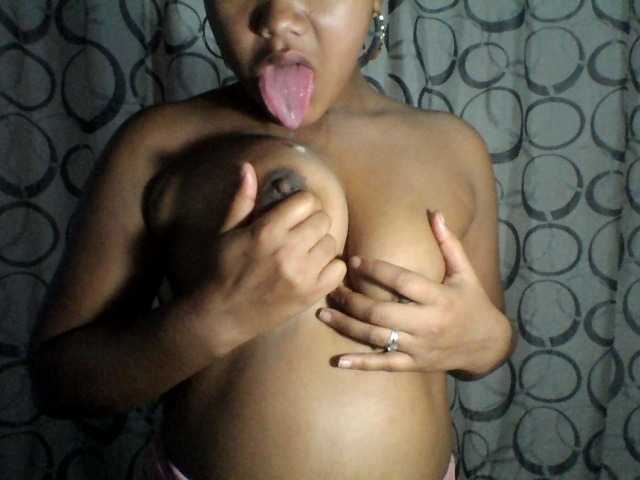 justine33's BongaCams show and profile