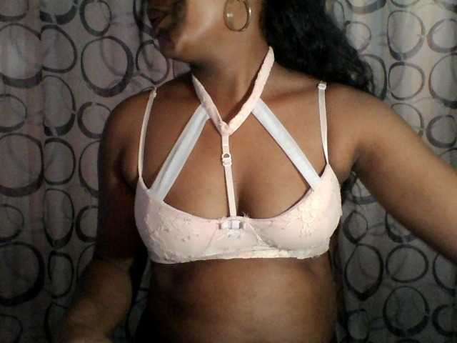 justine33's BongaCams show and profile