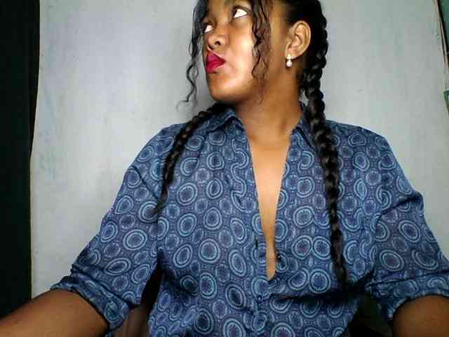 justine33 Live Webcam on BongaCams