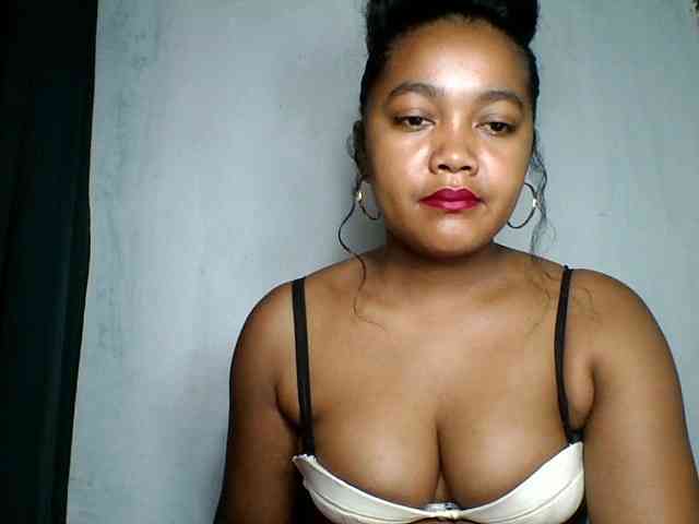 justine33 Live Webcam on BongaCams