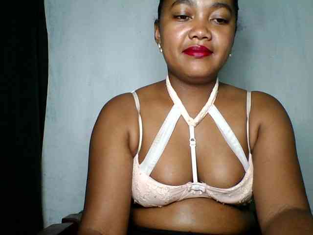 justine33 Live Webcam on BongaCams