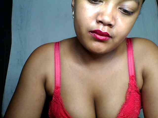 justine33 Live Webcam on BongaCams