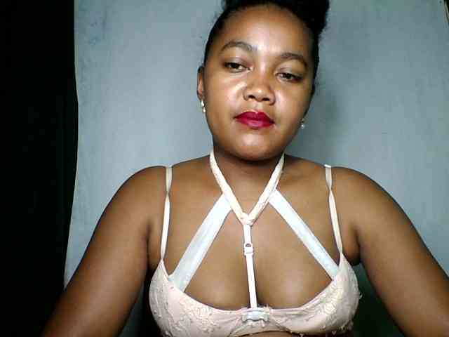 justine33 Live Webcam on BongaCams