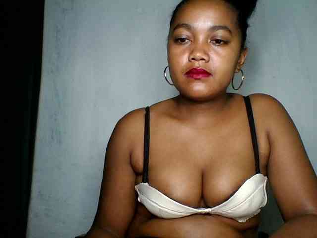 justine33 Live Webcam on BongaCams