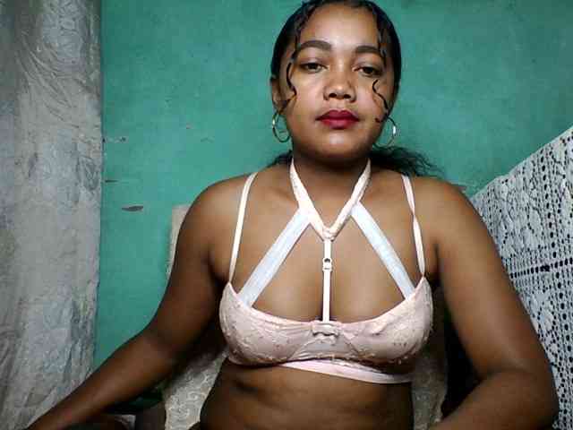 justine33 Live Webcam on BongaCams